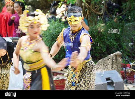 The Theatrical Of Babad Kadhiri Jayati The Story Of Panji Ande Ande Lumut On Selomangleng