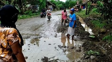 Warga Keluhkan Jalan Di Kampung Bahbul Desa Citeras Mirip Kubangan