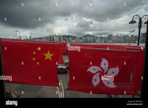 Banderas De Hong Kong Y China Cuelgan En La Calle A Medida Que Se