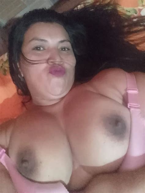 Casada milf amadora pelada exibindo a buceta e seus peitões Porno Carioca