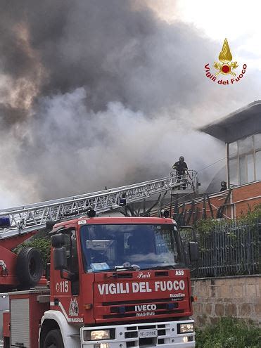 Incendio Roma Enorme Colonna Di Fumo Nero A Tor Cervara Capannone In