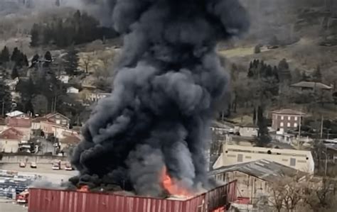 Lagerhalle Mit Tonnen Lithiumbatterien Geht In Flammen Auf