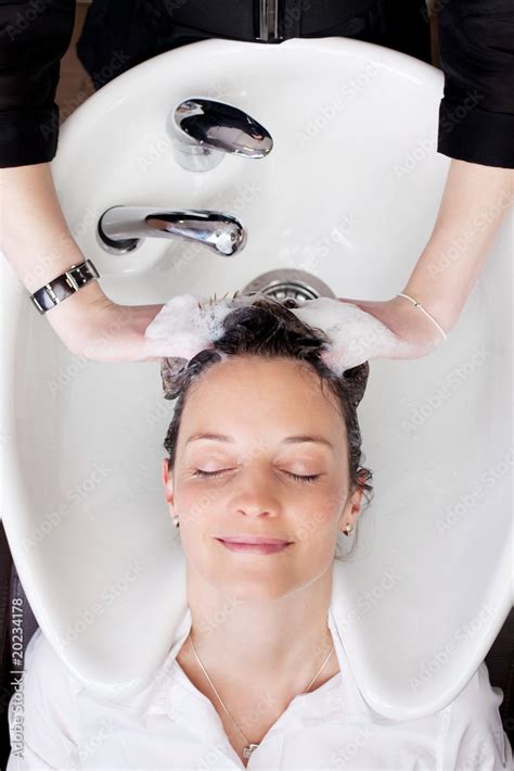 Haare Waschen Beim Friseur Stock Foto Adobe Stock