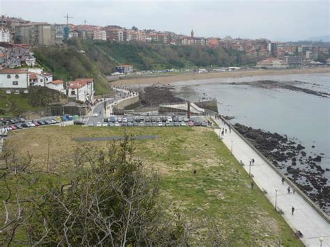 El Puerto Viejo de Algorta Algortako Portu Zaharra La luna más grande