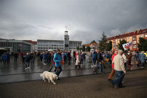 W Koszalinie Protest Wolne Media Wolni Ludzie W Ulewnym Deszczu