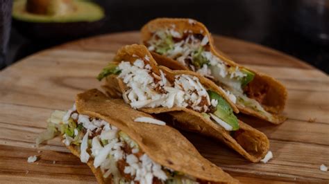 Tacos Dorados De Pollo Chef En Proceso