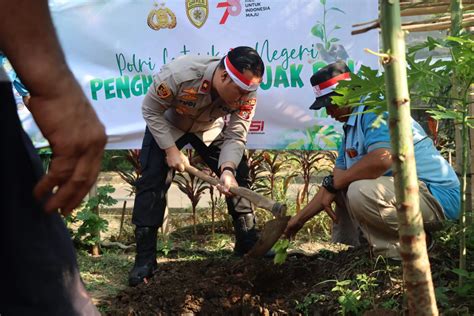 Peduli Penghijauan Polres Tangsel Tanam Ribuan Pohon Polres