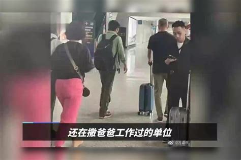 撒贝宁带父亲回湛江故里，父子合照共用一张脸，半蹲与路人合影