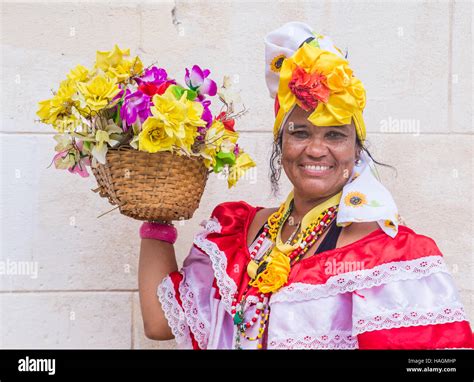 La femme cubaine avec des vêtements traditionnels dans la vieille