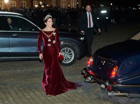 PHOTOS Mary du Danemark porte sa robe longue en velours pour la 4ème