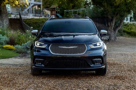 Chrysler Pacifica Adds Awd And A Redesign Debuts In Chicago