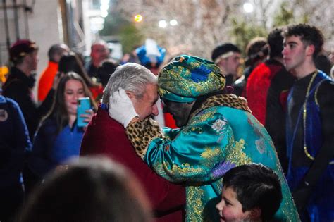 Los Reyes Magos Reparten Alrededor De Regalos Entre Los Vecinos