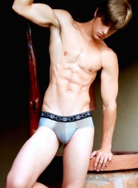 Gay Stud In Teases With His Abs