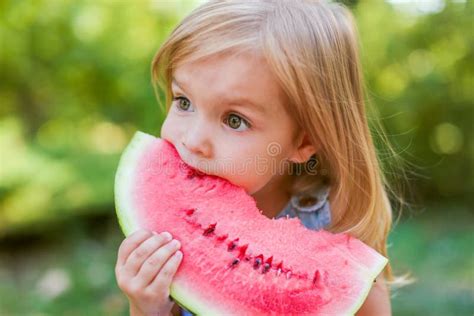 Barn Som Ter Vattenmelon I Tr Dg Rden Barn Ter Frukt Utomhus Friska