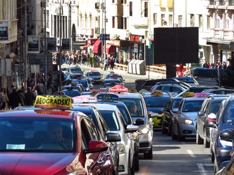 Ulazim U Automobil I Voza Mi Ka E Da Li Znate Da Vas Vozi Mrtav