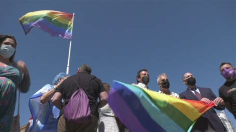 El Ayuntamiento Iza La Bandera Arcoiris En La Plaza De Sevilla Para