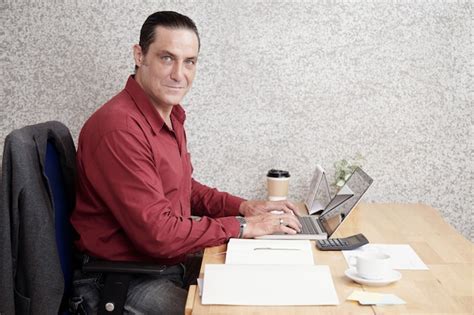 Homme D Affaires Mature Au Travail Photo Gratuite