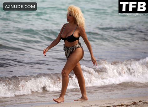 Afida Turner Sexy Seen Flashing Her Nude Boobs In A Bikini In Miami