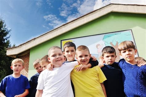 O Grupo De Crian As Felizes Se Diverte E Brinca No Conceito De Educa O