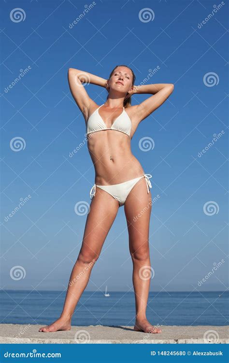 Portret Van Meisje In Witte Bikini Tegen Duidelijke Hemel Stock Foto Image Of Levensstijl