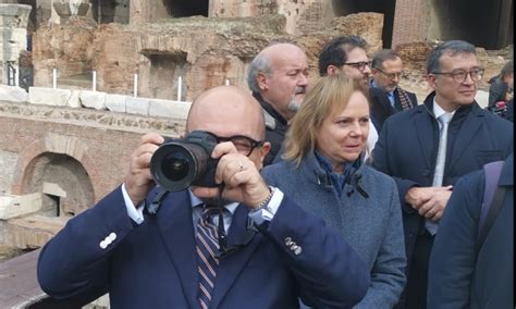 Cultura Sangiuliano Turista A Roma S Improvvisa Fotografo Al Colosseo