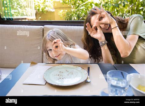 Lustige Familie Ausdruck und Geste Vier Jahre alter Blonde glückliches Mädchen Frau Mutter