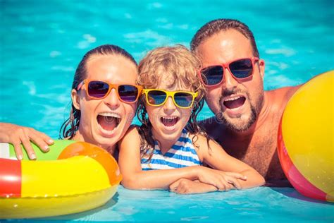 Familia Feliz Que Tiene Tiempo De La Diversi N En El Lado De La Piscina