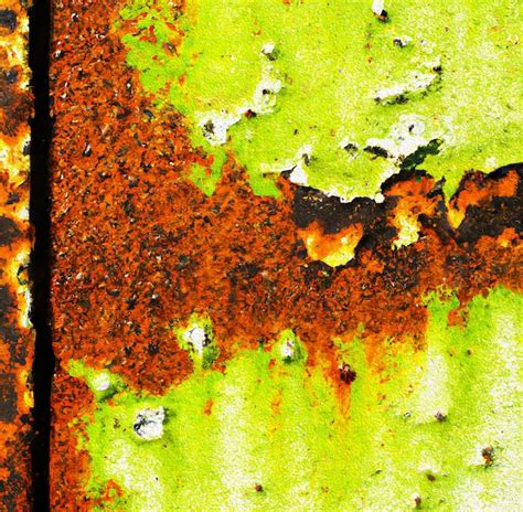 Una Vieja Pared Oxidada Con Pintura Verde Y Naranja Foto Premium