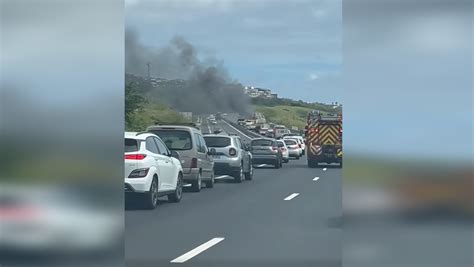 Route Des Tamarins Un Camion En Feu Les Pompiers Sont Sur Place