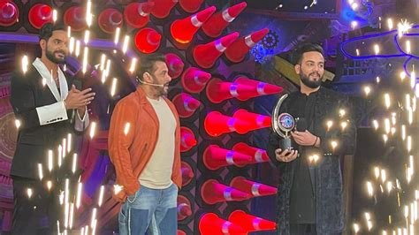 Bigg Boss Ott 2 Finale Updates Elvish Yadav Lifts The Trophy Beats