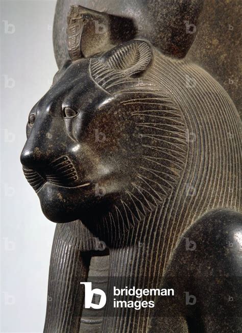 Image of Déesse Sekhmet assise sur le trône représentée avec le corps