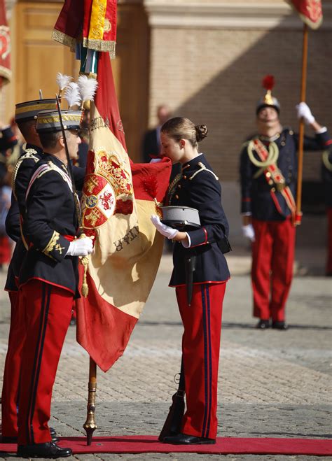 La Princesa Leonor Jura La Bandera Ante La Orgullosa Mirada De Los Reyes Felipe Y Letizia