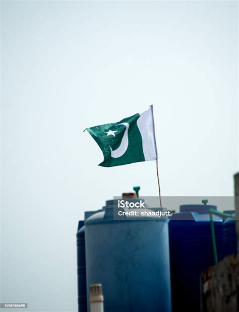 Bendera Nasional Pakistan Berkibar Di Langit Biru Dengan Awan Bendera Pakistan Di Latar Belakang