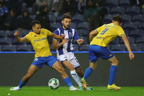 Golaço de Holsgrove dá vitória ao Estoril em casa do FC Porto Futebol