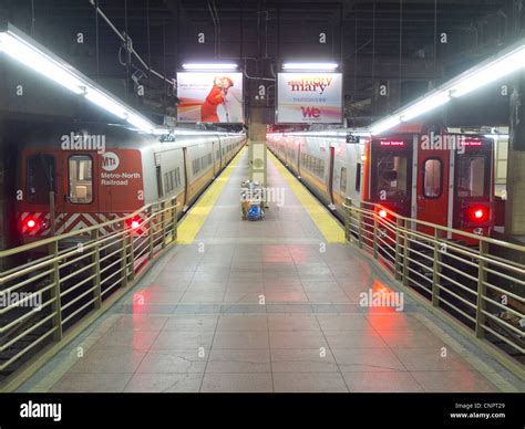 Metro North Railroad train in Grand Central Station Stock Photo - Alamy