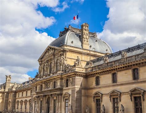 Detalles Arquitectónicos De La Fachada Del Palacio Del Louvre En París