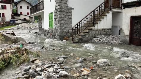 Maltempo In Piemonte Esonda Il Rio Tambach L Acqua Tra Le Case A