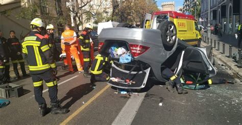 Espectacular accidente en pleno centro de València OFFICIAL PRESS