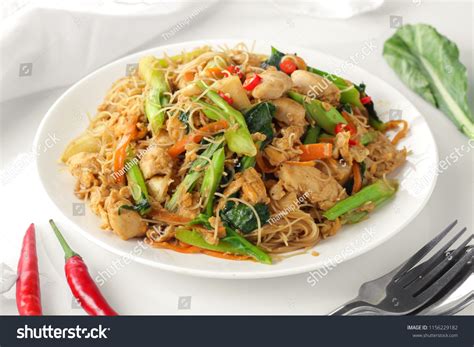 2,378 Served fried vermicelli Images, Stock Photos & Vectors | Shutterstock