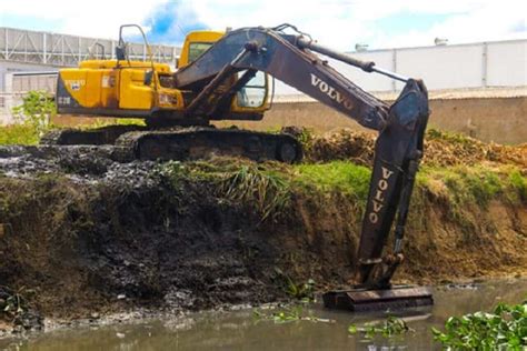 Prefeitura de Juazeiro intensifica serviços de limpeza em canais e