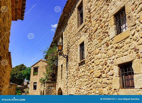 Fachadas De Antiguas Casas De Piedra Con Ventanas De Barro Y Puertas De