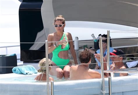 Maria Menounos sexy en bikini vert sur un yacht en vacances à Mykonos 6 juin 2023