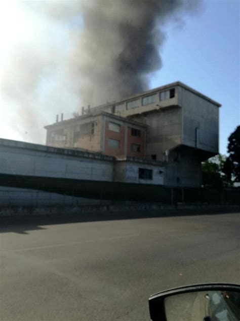 Incendio A Maratta Le Immagini Della Nube Nera