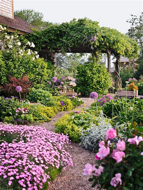 Total of 12 Tips for designing a picturesque flower garden landscape ...