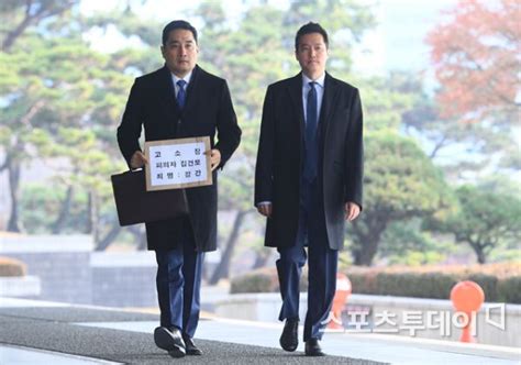 St포토 강용석 변호사 김세의 기자 가수 김건모에 대한 고소장 제출 네이트 연예