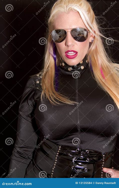 Belle Jeune Femme Blonde Avec Des Lunettes De Soleil Photo Stock Image Du V Tements Attrayant