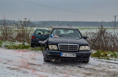 Żółków Podlesie zderzenie na oblodzonej drodze 1 osoba ranna Jarocin112