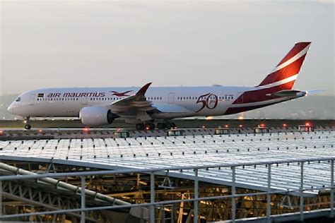 El Airbus A350 de Air Mauritius regresa a París tras el drama del tren