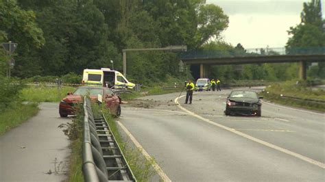 Verdacht auf Straßenrennen Schwerer Unfall sorgt für B54 Sperrung