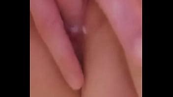 Masturbándose el coño mojado en el baño XVIDEOS
